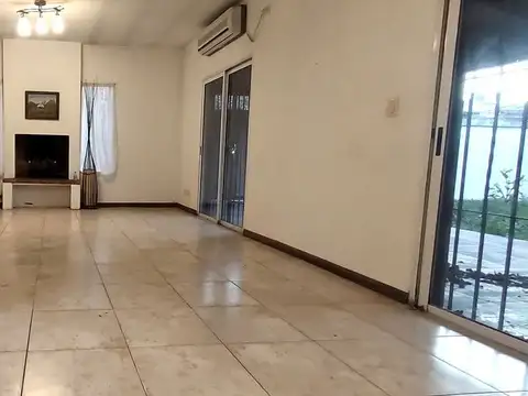 CASA EN VENTA TRES DORMITORIOS -HURLINGHAM-