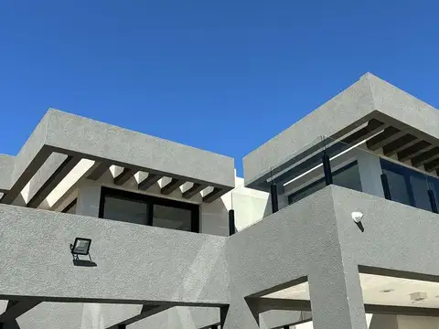 Casa en Alquiler con 2 cocheras