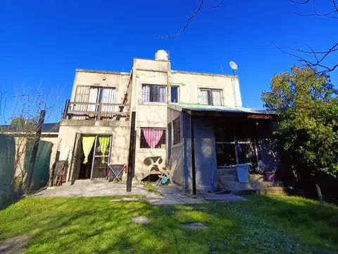 Amplia casa en venta cerca de la laguna