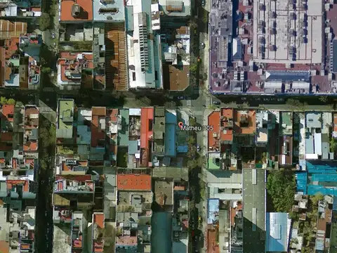 Ocho locales con subsuelo en Balvanera. Moreno esquina Matheu.