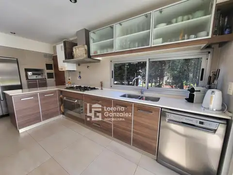 Casa en Alquiler con 8 cocheras