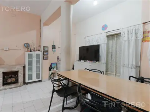 Casa de 4 ambientes con patio y garaje en venta en Palomar