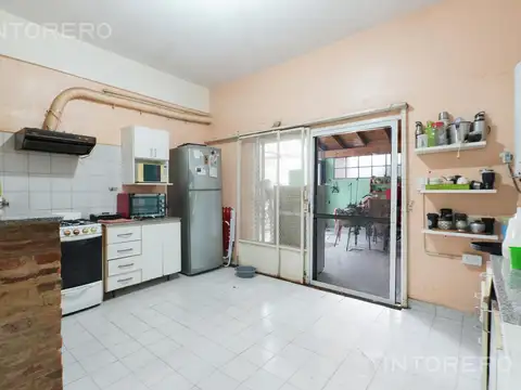 Casa de 4 ambientes con patio y garaje en venta en Palomar