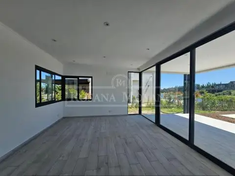 Casa en Venta con 4 cocheras