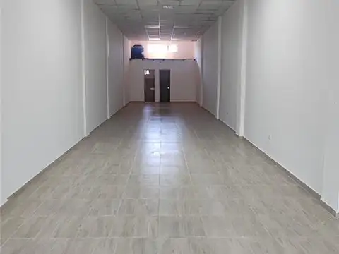 Local comercial en alquiler - Excelente ubicacion sobre avenida principal