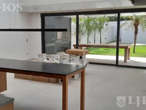 Casa triplex en venta en Béccar