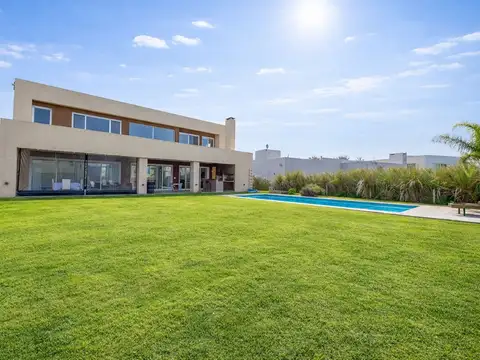 Casa 5 ambientes con 3 baños