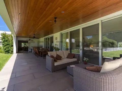 Casa en Venta en Villa Rosa, USD 1.800.000
