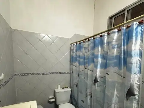 CÓMODA CASA AMERICANA EN GUTIÉRREZ U$S 74.900.-