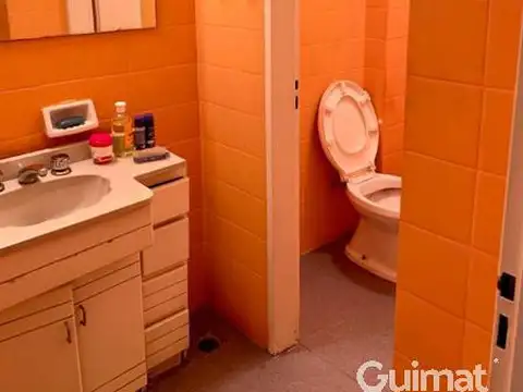 EXCELENTE LOCAL CORDOBA ESQUINA JUNIN, FRENTE A FACULTAD DE MEDICINA Y PLAZA HOUSSAY