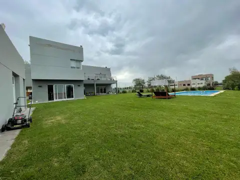 Casa en Venta con 6 cocheras