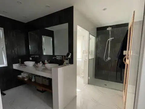 Casa 5 ambientes con 4 baños