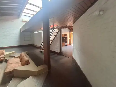 Casa en Alquiler con 2 cocheras