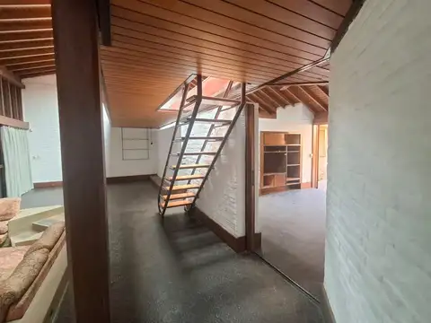 Casa en Alquiler con 2 cocheras
