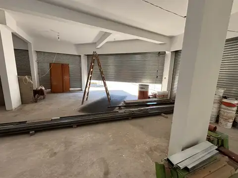 Local esquina a Estrenar 2baños cocina 5 persianas min expensas