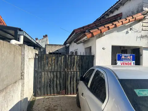 EN VENTA EN MERLO VIVIENDA DE 3 AMBIENTES A REFACCIONAR CON TEJAS COLONIALES, COCHERA - FICHA 10097