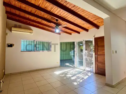 Venta Casa de 2 Dormitorios con jardín y cochera en Alberdi, Rosario