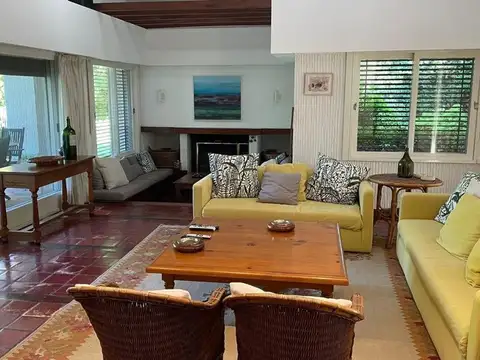 Casa en Alquiler con 2 cocheras