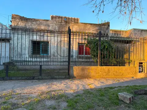 CASA EN VENTA A REFACCIONAR- PERMUTA