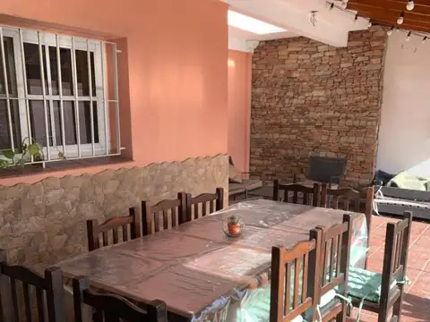 Casa 5 ambientes con 2 baños