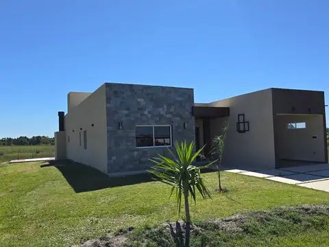 Casa sobre Lago Zona Catalina a estrenar