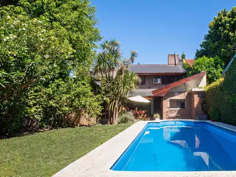 VENTA CASA CON JARDIN PILETA Y COCHERA EN OLIVOS