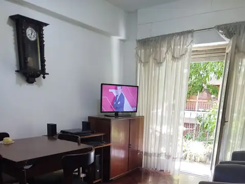 Departamento en venta 2 ambientes con balcón al frente súper luminoso en flores