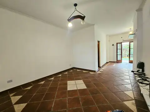 Casa 6 ambientes con 2 baños