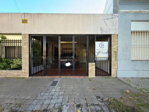 Casa 8 ambientes con 2 baños