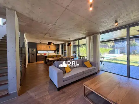 Casa 6 ambientes con 3 baños