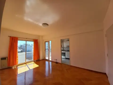 2 ambientes en torre, lateral con vista abierta y con un pequeño balcón. Piscina y laundry , contrato  meses ipc  trimestral