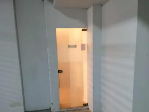 EXCELENTE LOCAL  "BAJAS EXPENSAS" RINCON Y AV BELGRANO