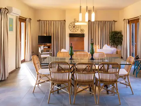 Casa 4 ambientes con 5 baños