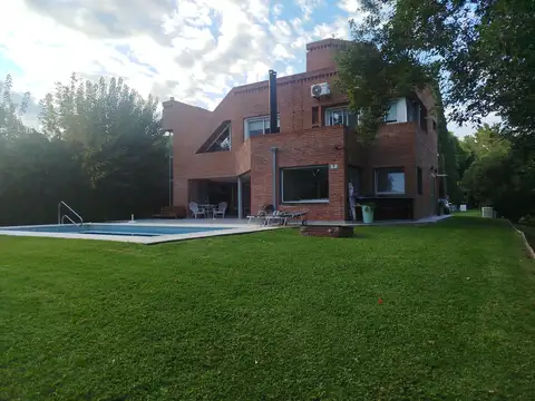 Casa 4 ambientes con 3 baños