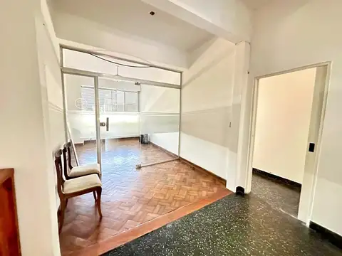 Local semi céntrico con vivienda.