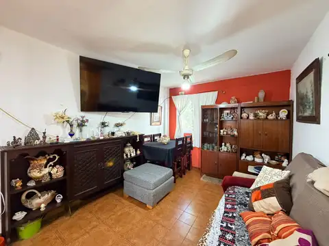 CUATRO AMBIENTES EN VENTA ESCALERA 4 A BARRIO PIEDRABUENA