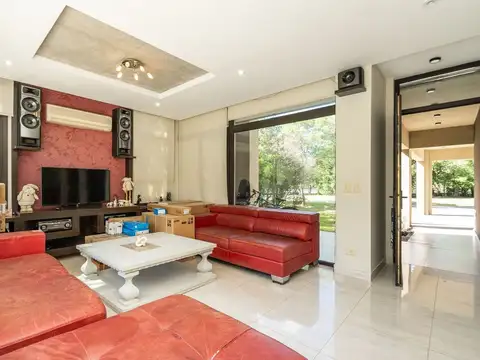 Casa en Venta con 4 cocheras