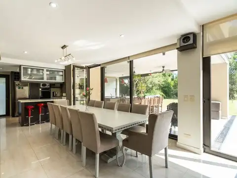 Casa 7 ambientes con 2 baños