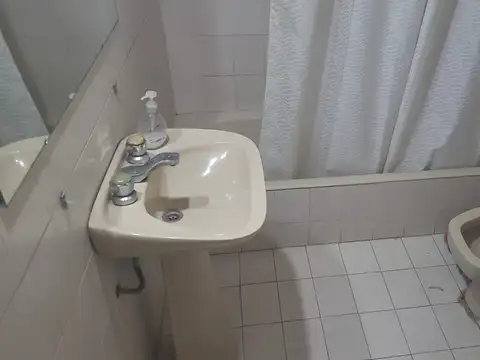 Clásica casa en una planta para refaccionar 5 ambientes patio cochera y sótano