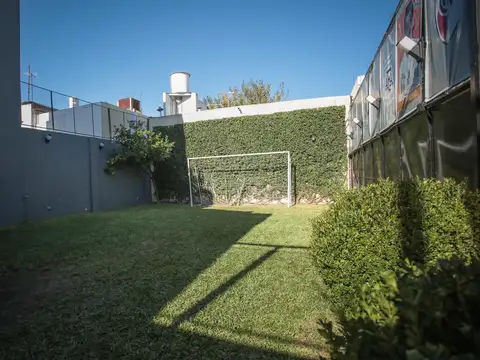VENTA CASA 4 AMBIENTES CON JARDIN en Villa Pueyrredon