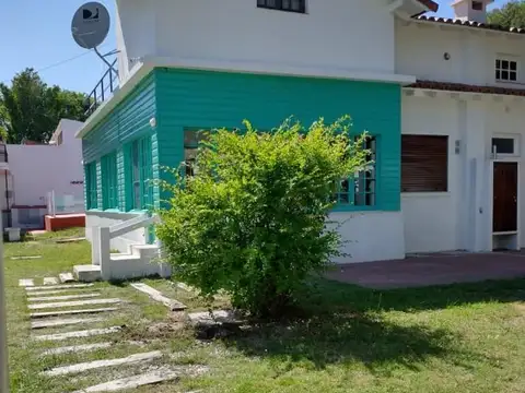 Casa 8 ambientes con 2 baños