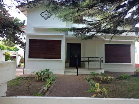 Casa en venta - 5 Dormitorios 3 Baños - Mar de Ajó