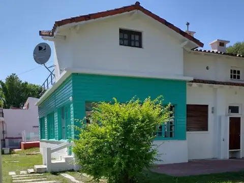 Casa 8 ambientes con 2 baños