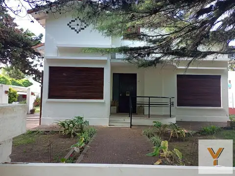 Casa en venta - 5 Dormitorios 3 Baños - Mar de Ajó