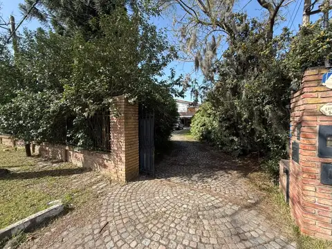Casa con amplio lote potencial en funes