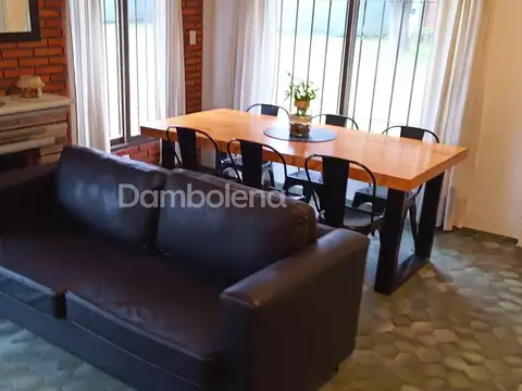 Casa 6 ambientes con 2 baños
