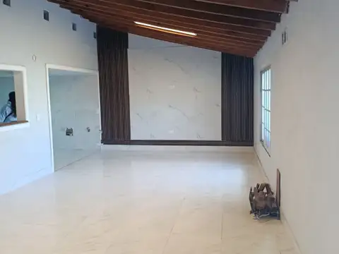 Casa en Alquiler con 1 cochera