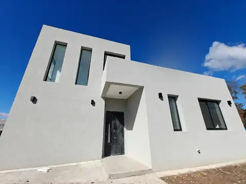 Casa en venta 5 ambientes en Santa Lucia Pilar del Este