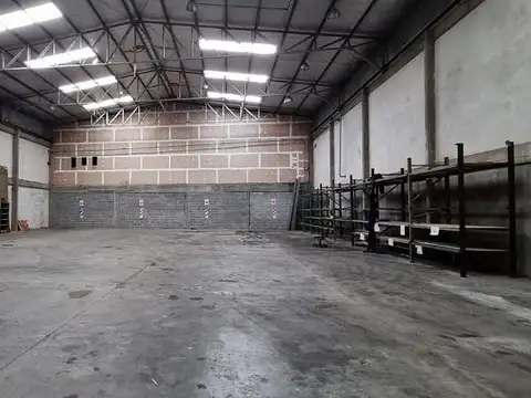 Excelente depósito en alquiler en Pompeya