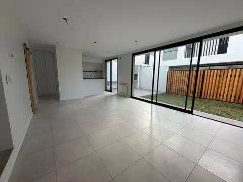 Casa 4 ambientes con 2 baños